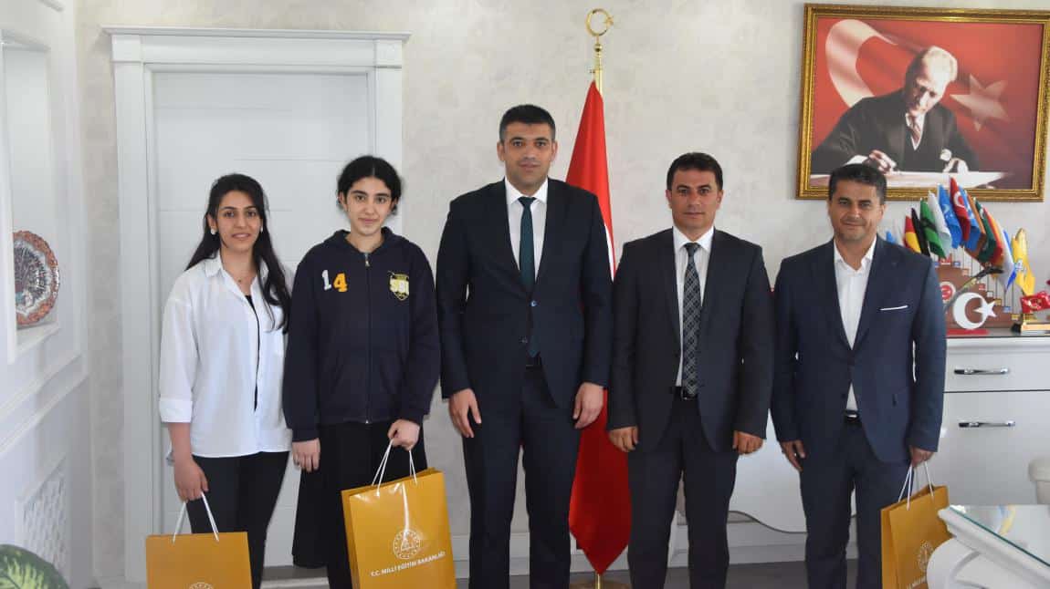 Milli Eğitim Müdürümüz Sn. Servet CANLI, 6.Ulusal Slogan Logo ve Afiş Yarışmasında Türkiye 1. olan Okulumuz öğrencilerinden Çiğdem SADAK'a hediyesini takdim etti.