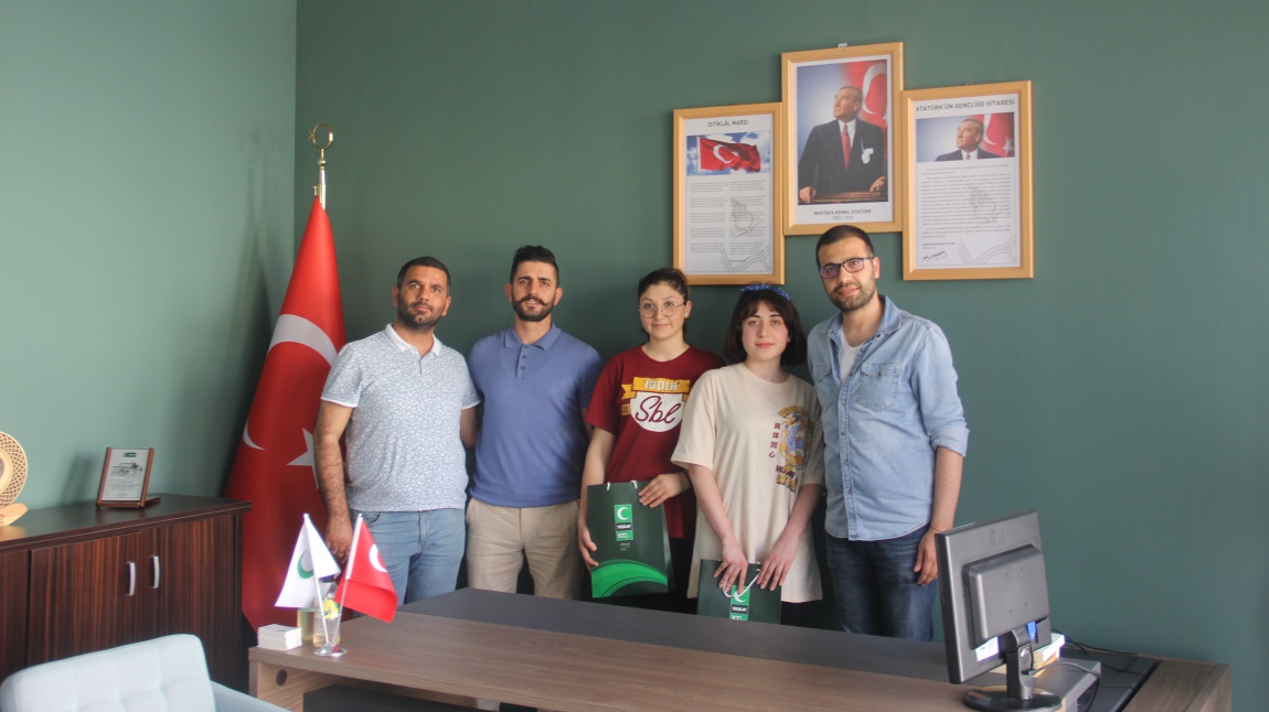 Yeşilay Türkiye Liseler Arası Münazara Turnuvası Kapsamında Öğrencilerimiz Çeyrek Finale Yükseldi...